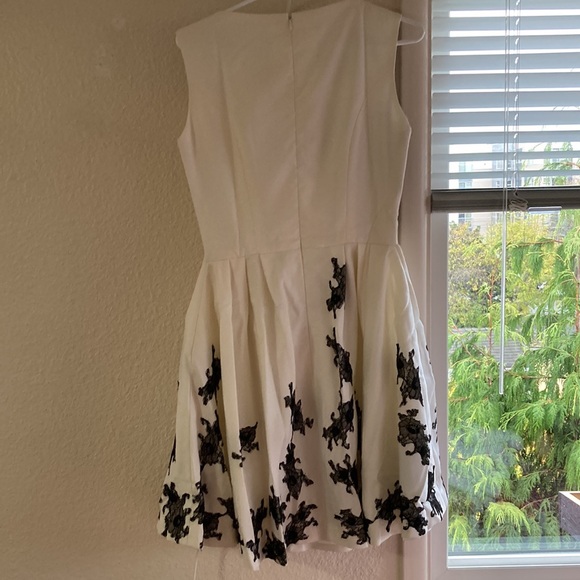 White formal dress with black laces - Picture 2 of 6
